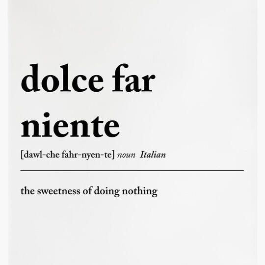 Λευκό φόντο με μαύρα γράμματα που γράφουν dolce far niente